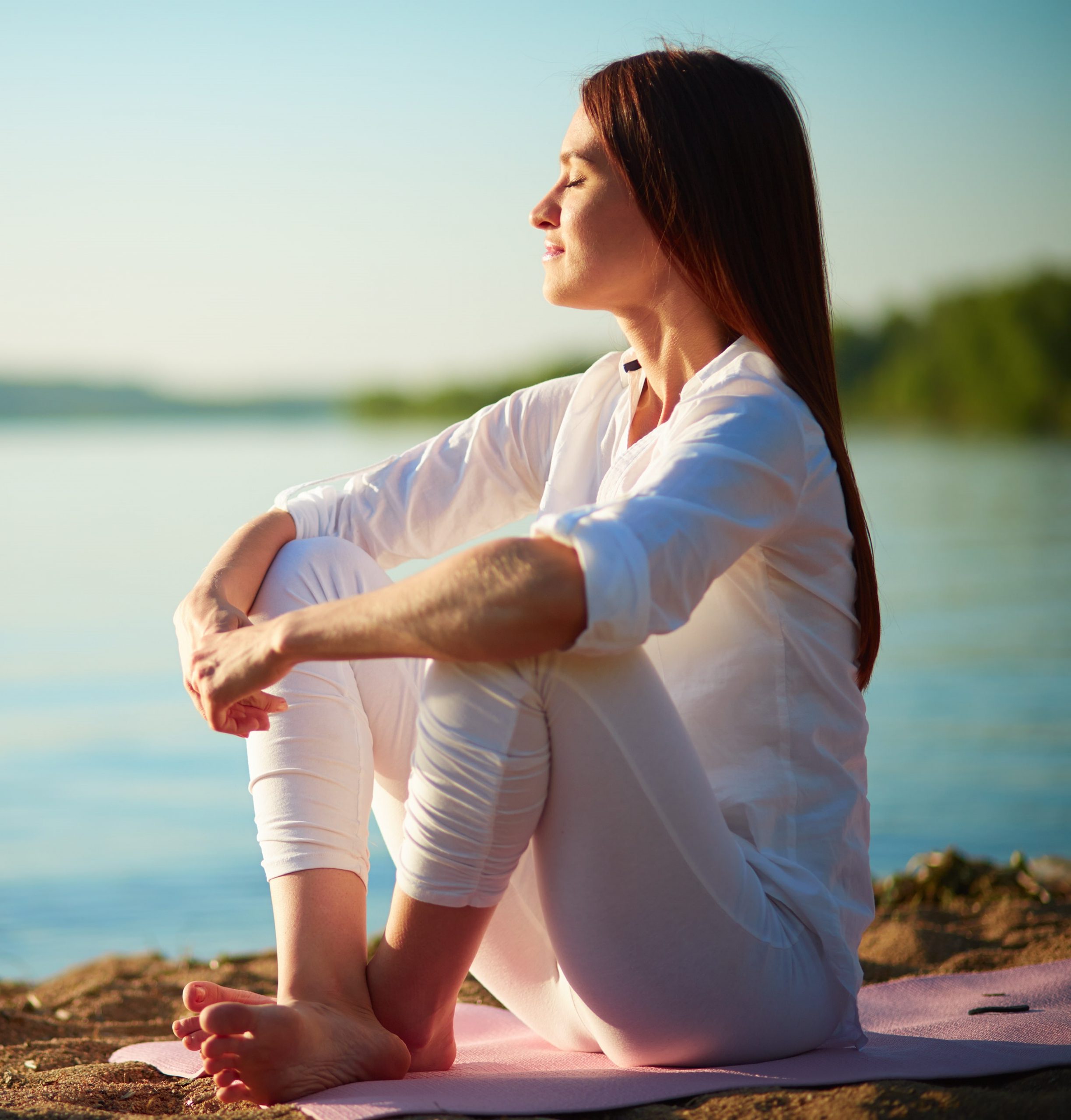 relaxed woman enjoying sea min masolata